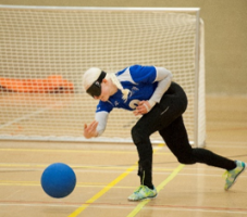 Female player throwing the goalball
