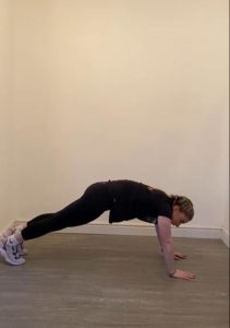 Image shows Megan in the plank starting position for the mountain climbers.