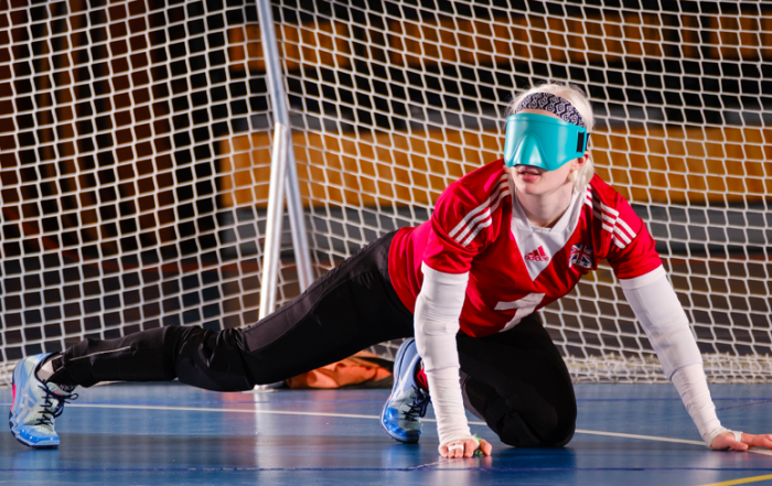Sarah Leiter in the ready position wearing turquoise eyeshades!
