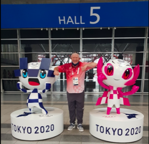 Robert Avery stood in between the two Tokyo 2020 mascots in his refereeing uniform.